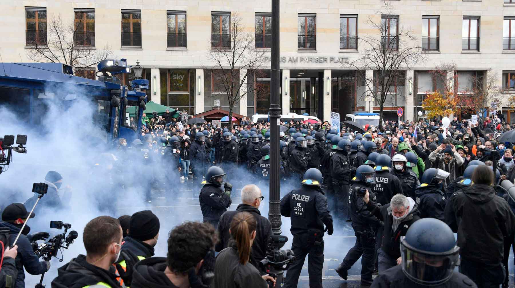 Акция протеста  в Берлине против ограничений связанных с COVID-19 
