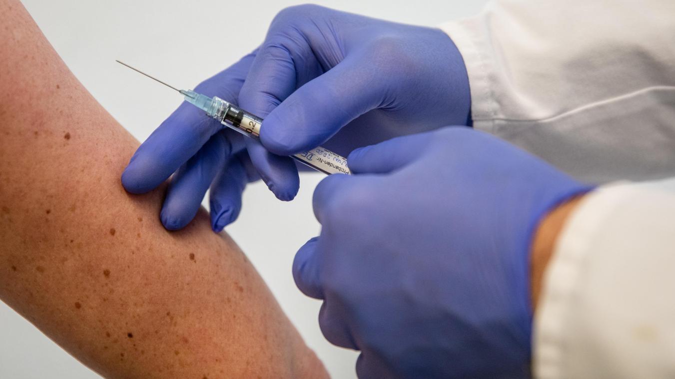 Для ускорения вакцинации населения от COVID-19 Великобритания открывает 7 крупных центров 