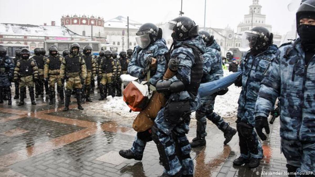 Рекордные задержания на протестах в России: более пять тысяч. 