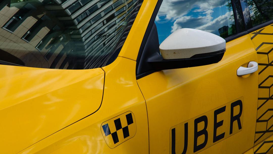 Суд зобов'язав Uber  взяти групу водіїв-позивачів в штат співробітників