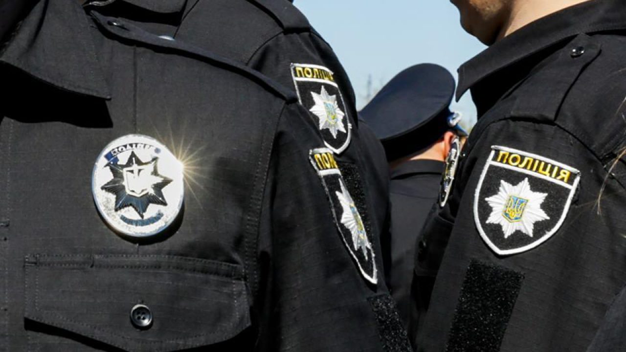 На Житомирщині працівникові поліції та двом його спільникам оголосили підозру в катуванні
