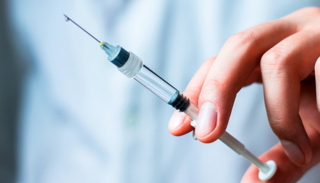 Дослідження YouGov: довіра до вакцин від коронавіруса зростає, а побоювання з приводу побічних ефектів знижується