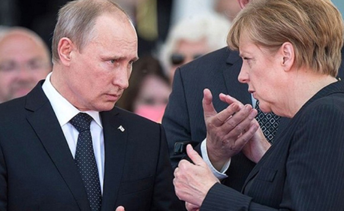 Меркель у розмові з Путіним вимагала припинення нарощення військової міці на кордонах України