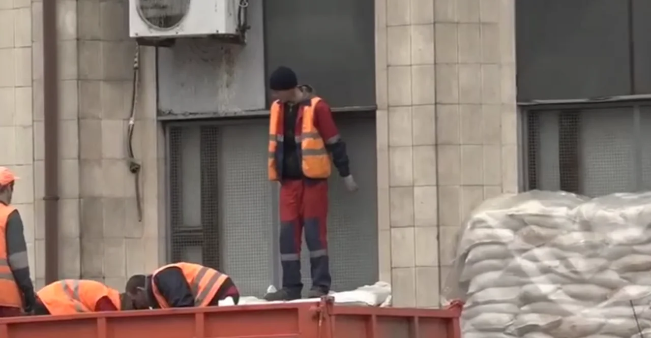 У Донецьку облаштовують бомбосховища та закладають вікна у держбудівлях мішками з піском - ЗМІ