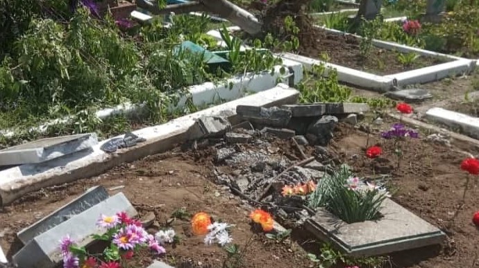 Танк бойовиків ЛНР проїхався по кладовищу  у Перевальску - могили зруйновані