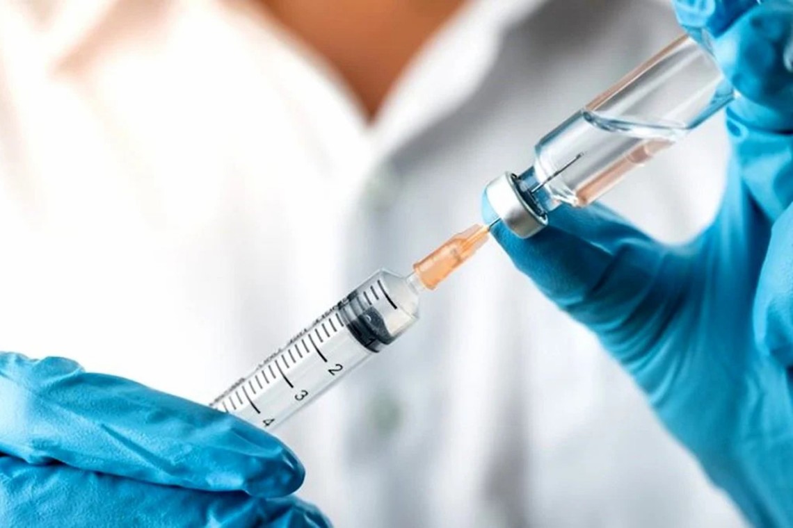 В Украине за сутки зафиксировали 1014 новых случаев ковида, прививки получили 50057 человек