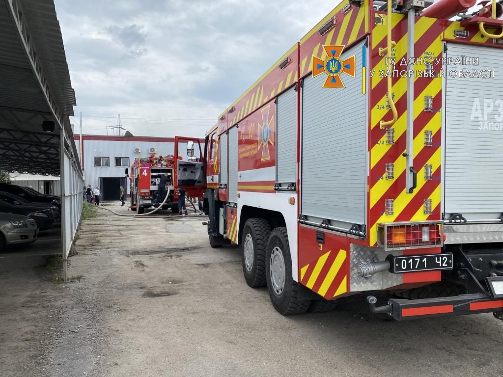 В Запорожье на частном предприятии произошел пожар, три человека пострадали