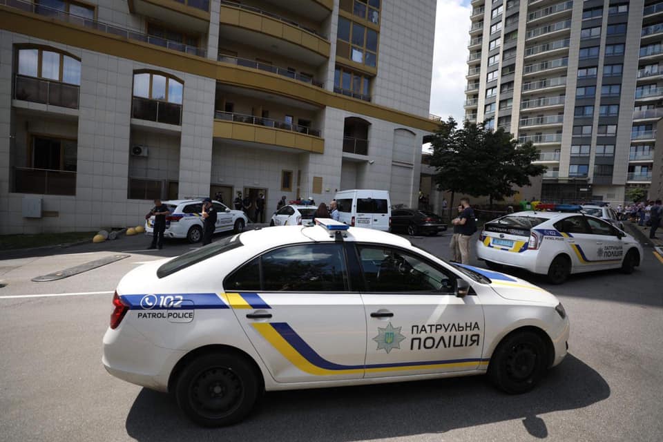 У Київі чоловік підстрелив поліцейського і цивільного, а потім підпалив квартиру