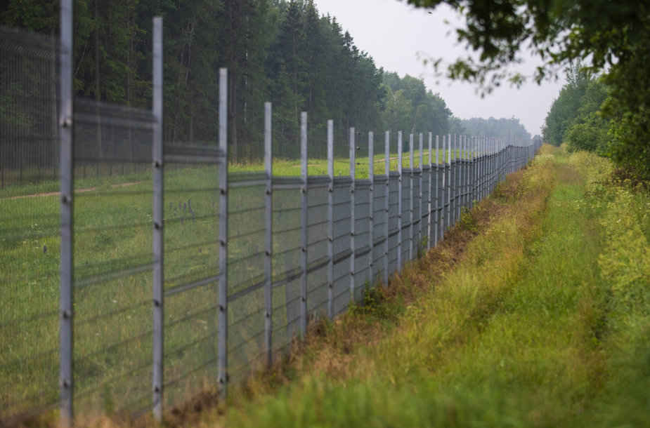 Литва почала будівництво дротової загорожі на кордоні з Білоруссю
