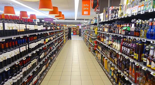 В Україні пропонують заборонити продаж алкоголю і сигарет в супермаркетах