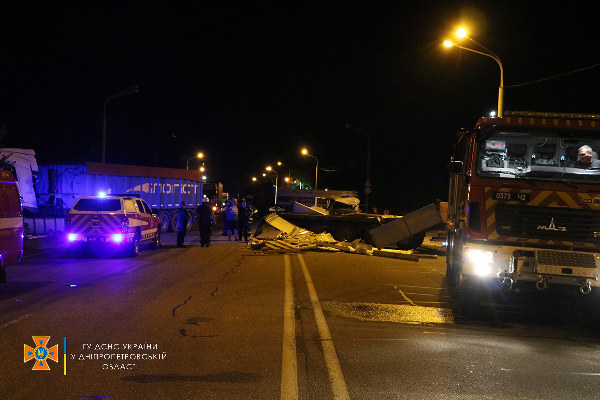 Масштабна аварія на Дніпропетровщині,  загинув водій вантажівки