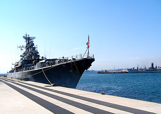 Іспанія не впустила у свій порт два російські військові кораблі 