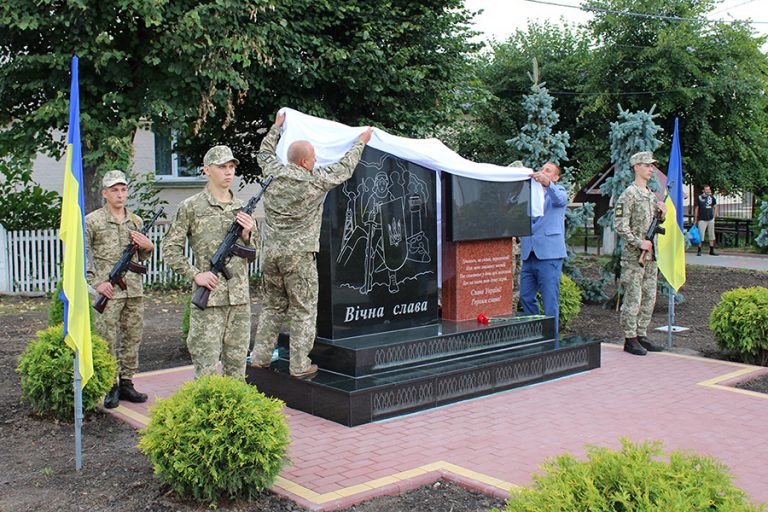 Вінничани вшанували пам'ять  полеглих героїв російсько-української війни та відкрили  Стіну Пам’яті
