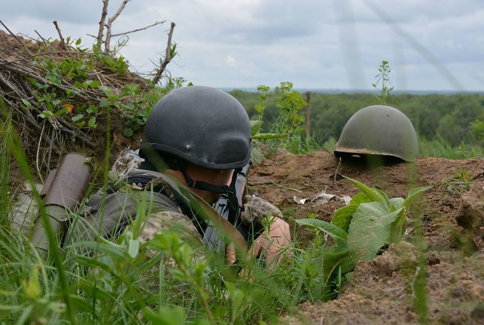 У зоні ООС внаслідок обстрілу загинув український військовий, ще один - поранений