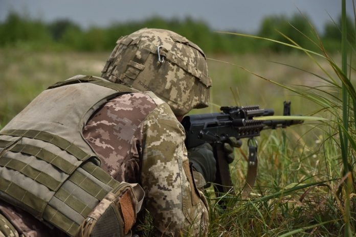 Російськи окупанти шість разів обстріляли позиції ЗСУ на Донбасі, один військовий загинув