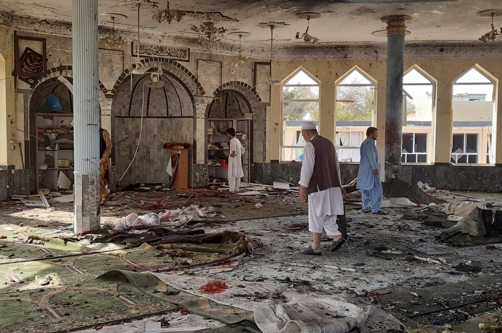 В результаті вибуху в мечеті в афганському Кундузі загибли та поранені не менше 100 осіб