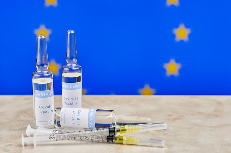 Регулятор ЕС одобрил использование третьей бустерной дозы вакцины Moderna