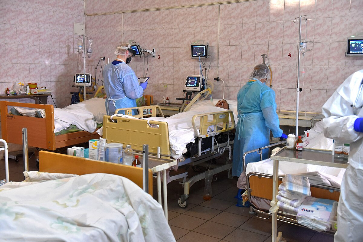 В Україні за минулу добу 734 пацієнти померли від ускладнень COVID-19, госпіталізовано  майже три тисячі осіб