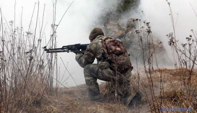 Окупанти 13 разів обстріляли позиції ЗСУ на Донбасі, загинув український військовий