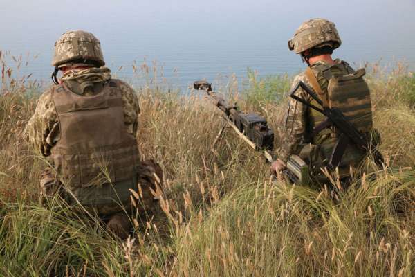 Минулої доби на Донбасі поранено двох українських військовослужбовців