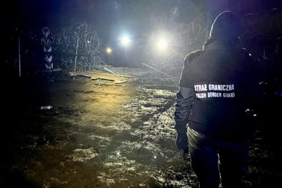Прикордонна служба Польщі показала як силовики Білорусі допомогають мігрантам штурмувати кордон