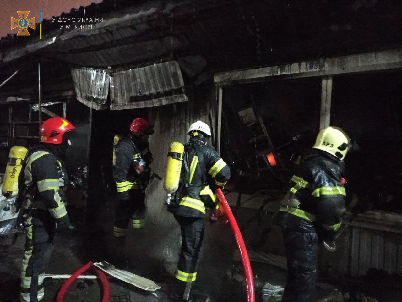 У Київі, на Оболоні,  згоріли вісім торговельних павільйонів