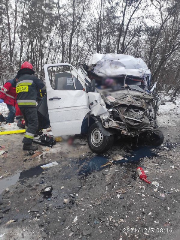Десять человек погибли в результате столкновения грузовика и микроавтобуса на Черниговщине
