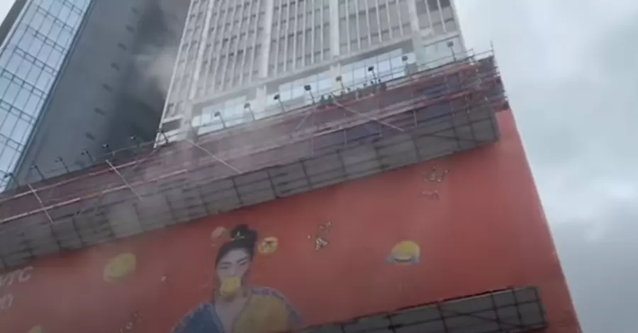 В Гонконге из-за пожара сотни людей заблокированы в торговом центре