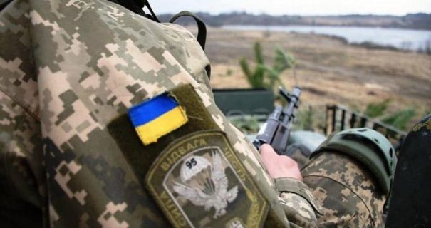 На Донбасі двоє військовослужбовців ЗСУ підірвалися на невідомому вибуховому пристрої  