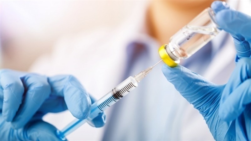 В Україні запроваджують застосування бустерної дози вакцини проти COVID-19 для медиків