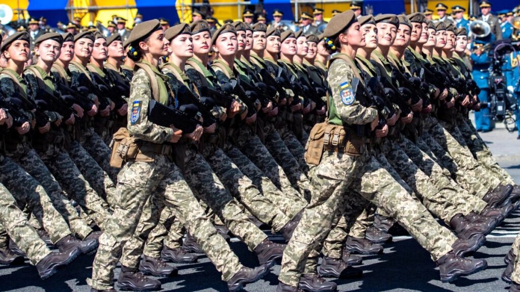 До кінця 2022 року жінки в Україні мають стати на військовий облік 