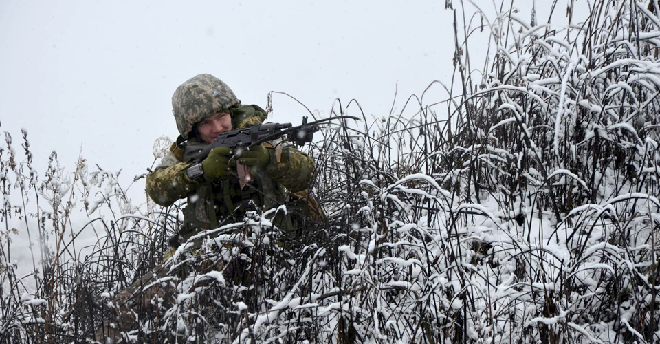 Окупанти двічі обстріляли позиції ЗСУ на Донбасі, поранено українського військового