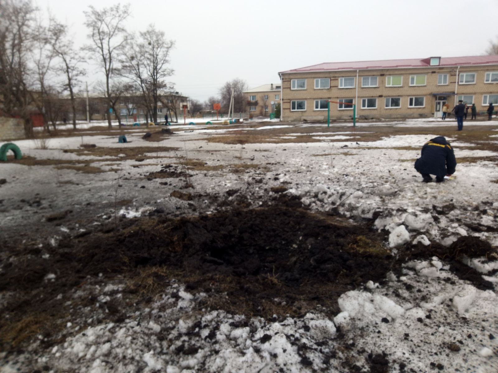 Через обстріли бойовиками Врубівки пошкоджені будинки та газопровід, снаряди влучили у ліцей