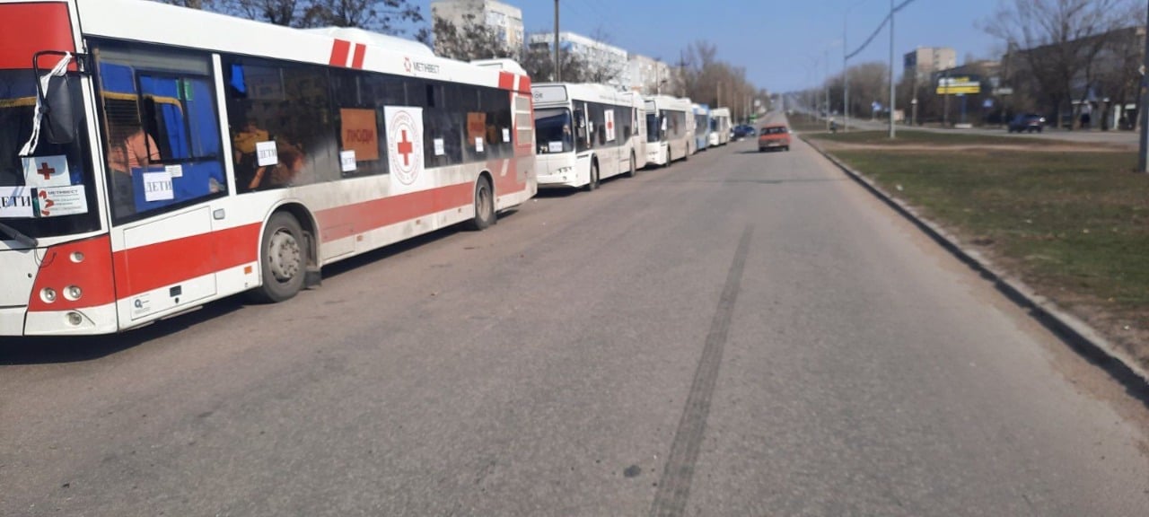 Пʼять автобусів з евакуйованими цивільними маріупольцями прямують до Запоріжжя