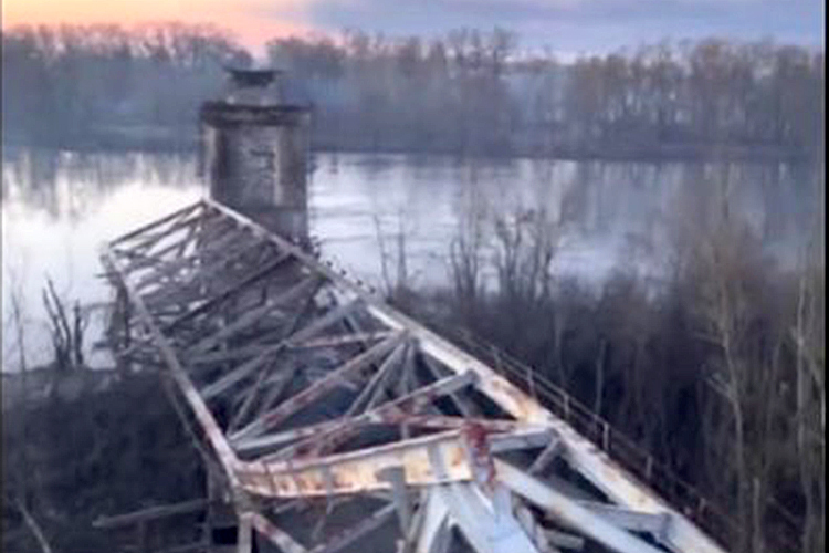 Російські окупаційні війська розбомбили автомобільний міст через Десну у Чернигові