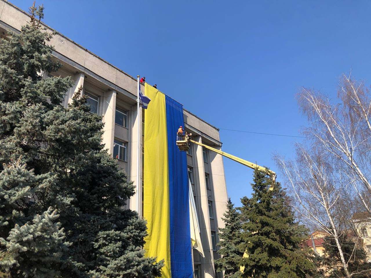 Доброго дня, моє Місто-герой! В окупованому Херсоні на будівлі міськради вивісили величезний синьо-жовтий прапор