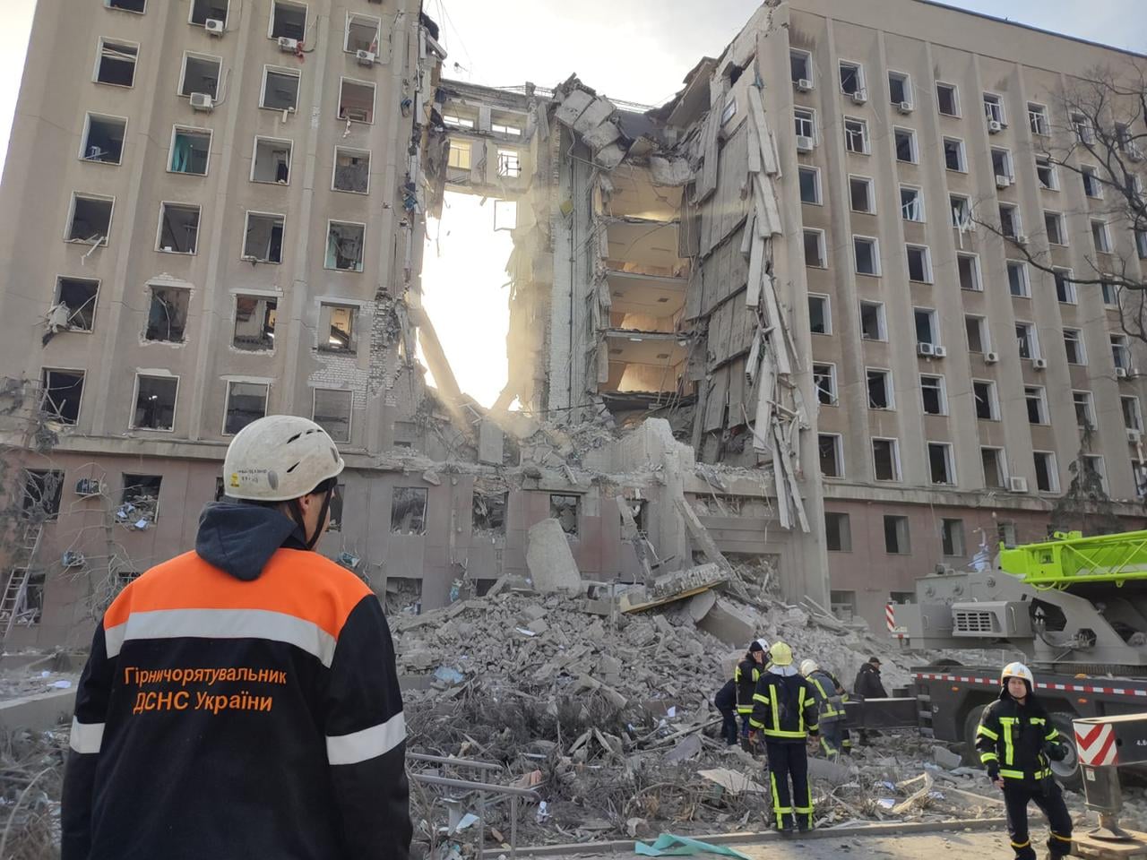 Росія обстріляла будівлю миколаївської ОДА, загинуло сім людей