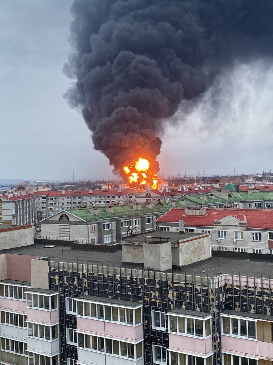 На нафтобазі у російському Бєлгороді горять 8 резервуарів з пальним