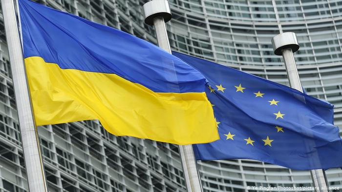 Розпочалось обговорення кандидатської анкети на вступ до Євросоюзу між Україною і представниками ЄС