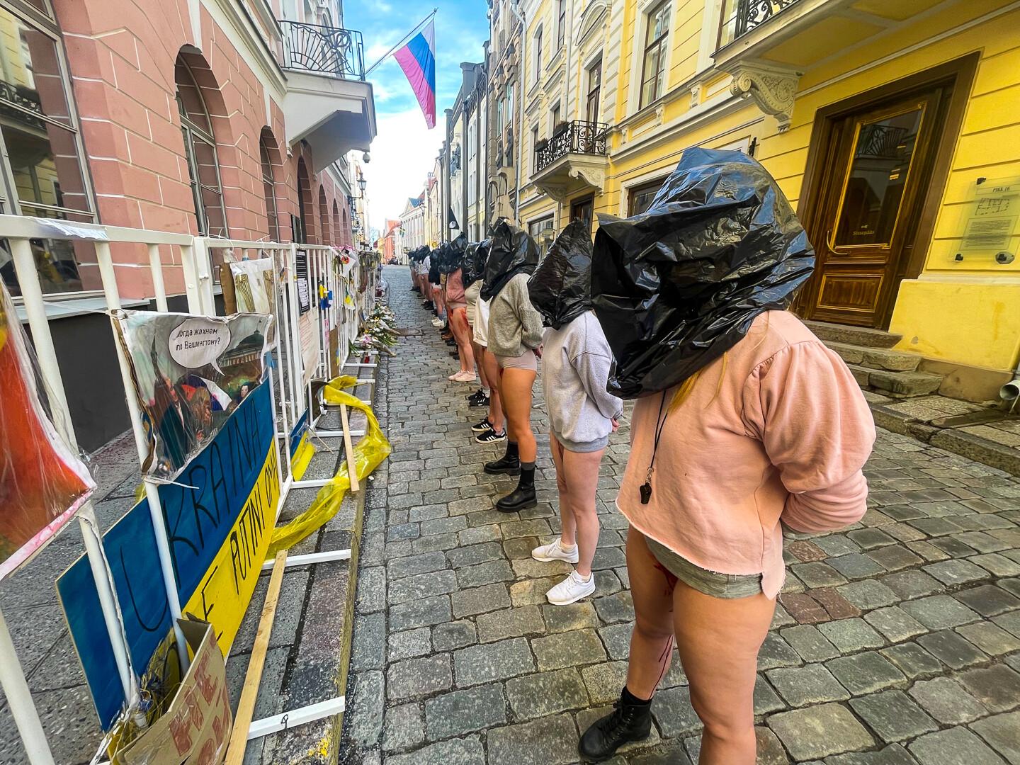 У Таллінні під посольством рф жінки провели акцію протесту проти зґвалтувань українок російськими окупантами