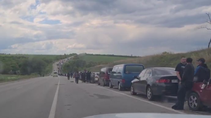 Окупанти не пропускають через блокпост у Запорізької області понад 1000 автівок 