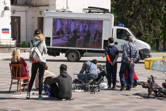 В окупованому Маріуполі курсують автівки з телеекранами, на яких транслюють російські пропагандиські канали