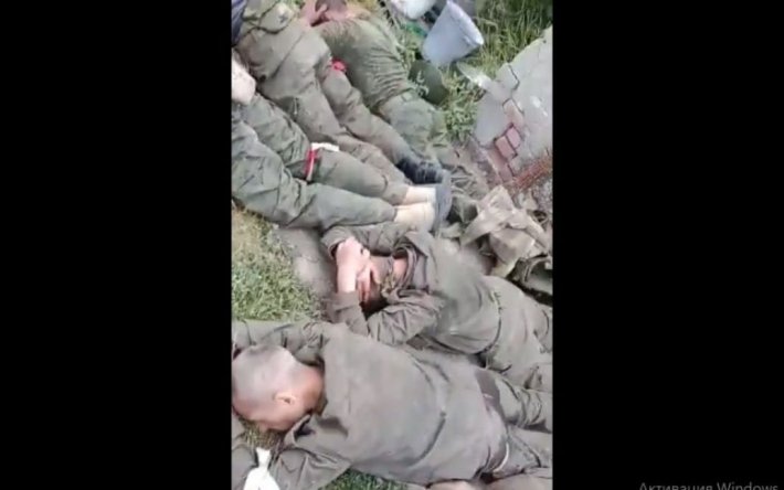 Медик ЗСУ взяв у полон 8 окупантів, спіймавши їх за викраданням трусів та берців на складі українських військових