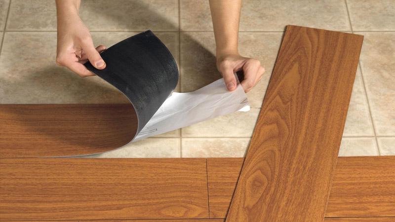 Можно ли положить виниловую плитку на деревянный пол 