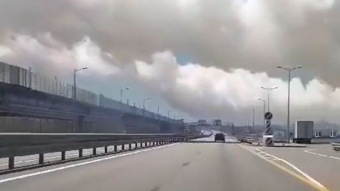 Над Кримським мостом помічені клуби густого диму