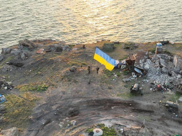 На острові Зміїний знову майорить жовто-блакитний прапор України 