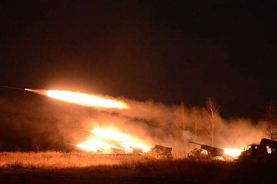 У Нікополі на Дніпропетровщині ворог поцілив у річковий порт та по двом промисловим підприємствам