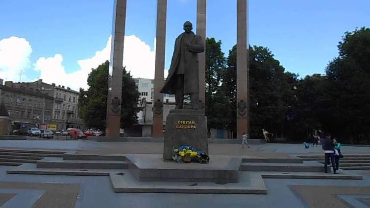 Львів'янин-пенсіонер надавав росіянам координати для удару по пам'ятнику Бандері 