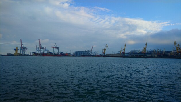 Вихід судна з зерном із порту Чорноморськ затримується через погоду