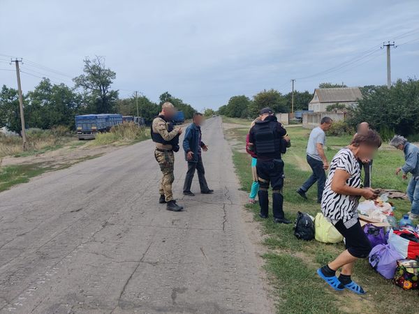 12 літніх людей із захопленого рф села на Херсонщині пішки вийшли з окупації